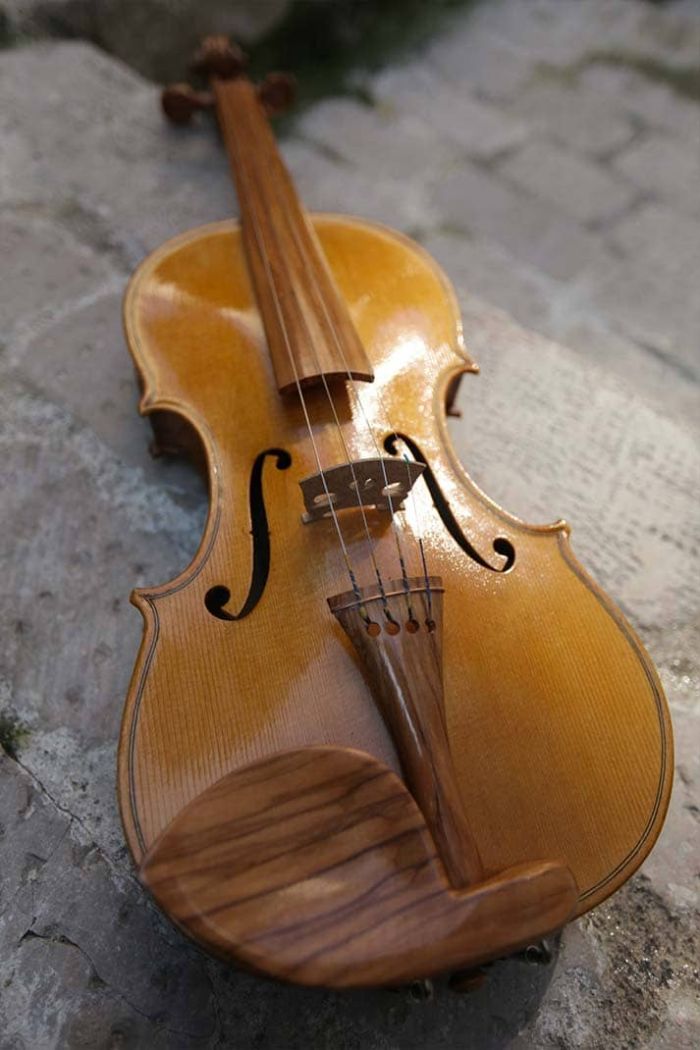 Le violon en bois d'olivier réalisé par Guillaume Dubosq - Vue face