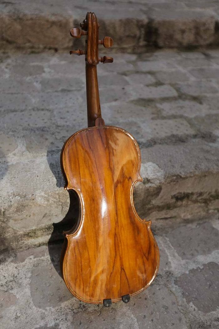 Le violon en bois d'olivier réalisé par Guillaume Dubosq - vue dos