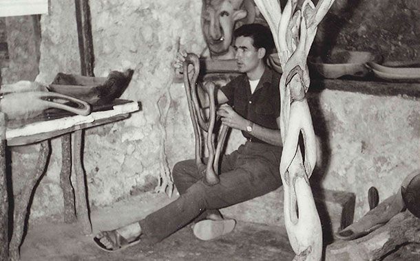 Pierre Dubosq dans son atelier en 1958 - Le travail du Bois d'olivier