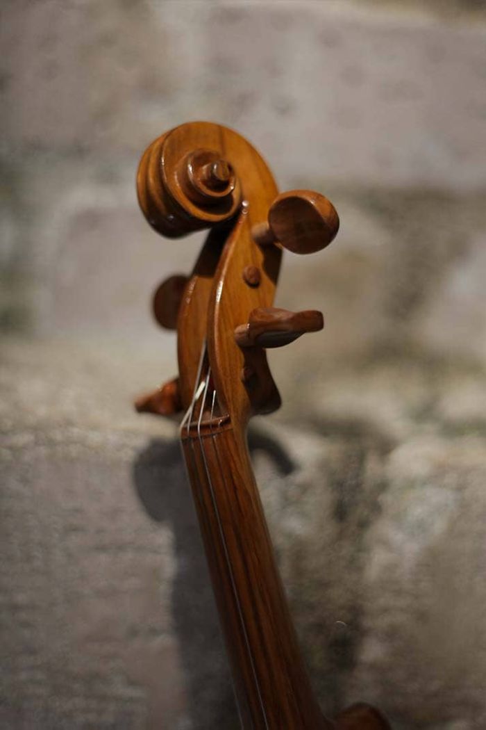 Le violon en bois d'olivier réalisé par Guillaume Dubosq - manche