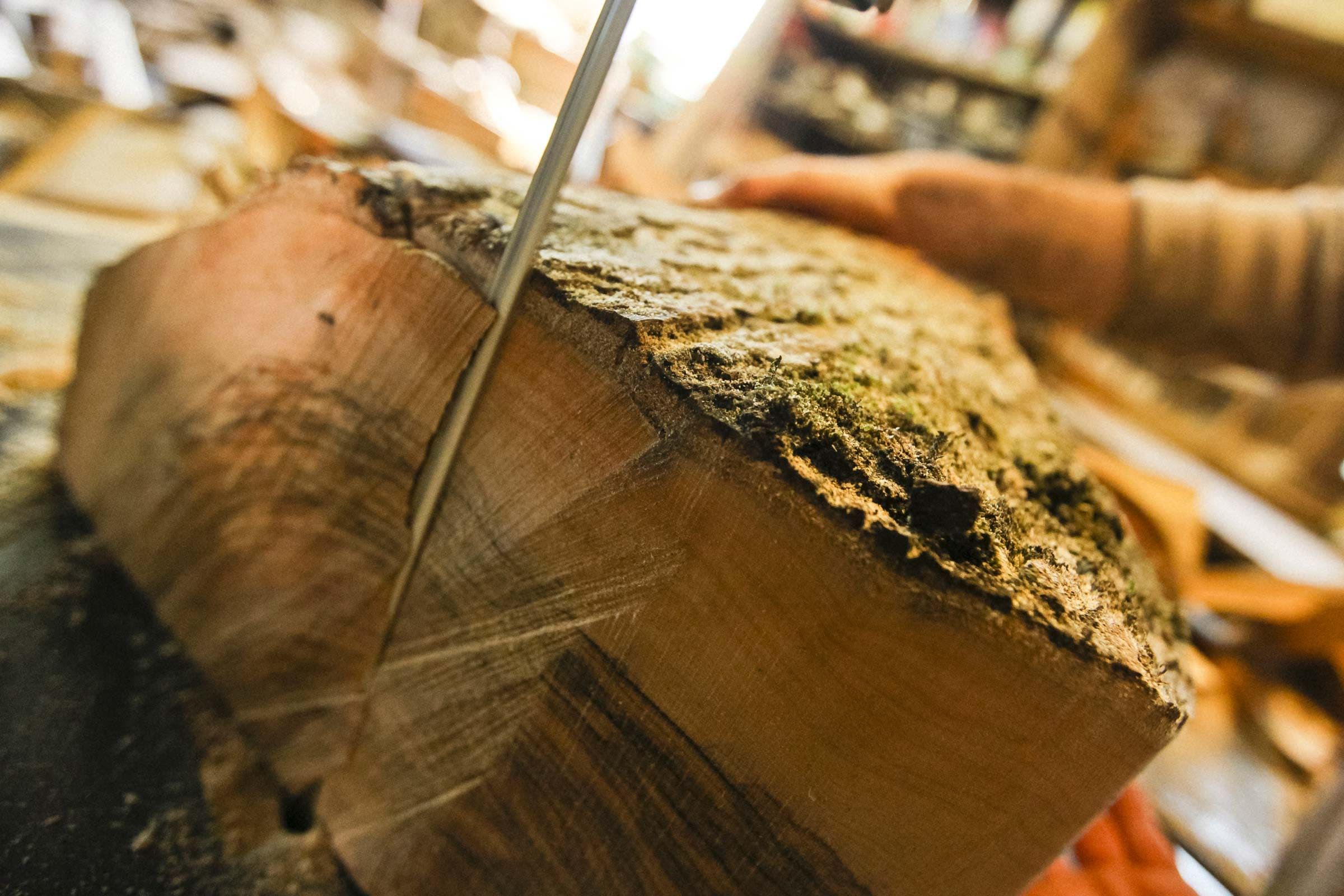 Découpedu bois d'olivier -  Le travail artisanal du Bois d'olivier