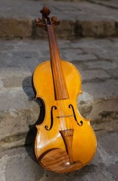 Le violon en bois d'olivier réalisé par Guillaume Dubosq
