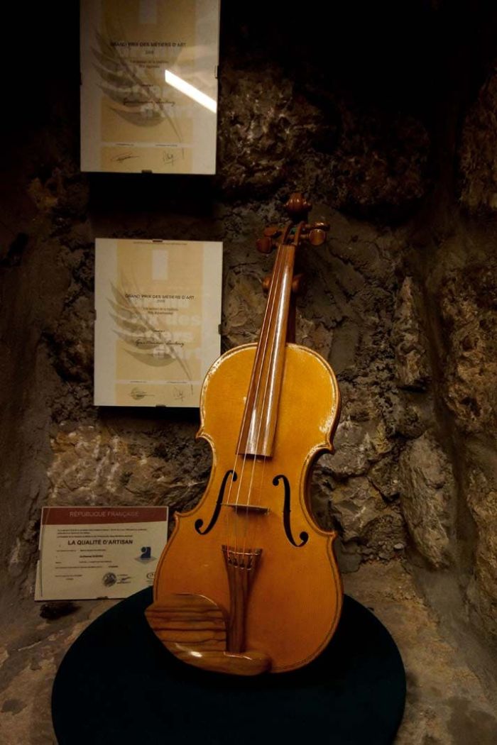 Le violon en bois d'olivier réalisé par Guillaume Dubosq - Grand Prix des metiers d'arts